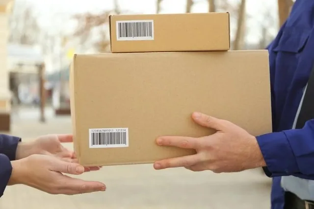 Coletele care vin din afara UE vor fi taxate în România