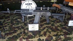 Industria de apărare renaște la Cugir: Rom&acirc;nia va fabrica &bdquo;cea mai modernă armă de asalt din lume&rdquo;, anunță Miruță