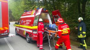 Accident grav pe A1. 16 persoane rănite după ce un microbuz a izbit un TIR parcat