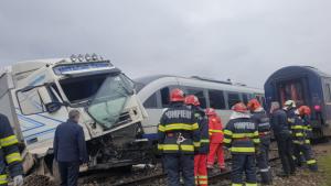 Un camion rămas blocat pe calea ferată, lovit de două trenuri. O femeie a fost rănită