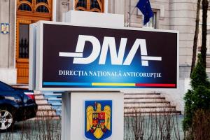 Doi polițiști, reținuți de DNA pentru luare de mită. Ei primeau produse alimentare pentru a-i proteja în trafic pe şoferii unui restaurant