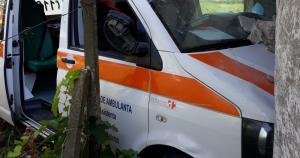 Vrancea. O ambulanţă care transporta o pacientă cu COVID s-a răsturnat