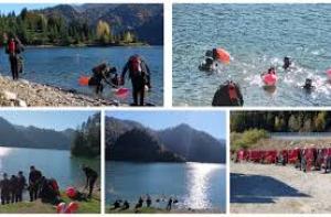 Pompieri-scafandri din toată țara fac antrenamente în lacul Colibița, din Bistrița