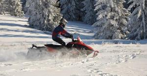 Munţii Gutâi. Un bărbat a căzut de pe un snowmobil și a fost lovit de alt snowmobil