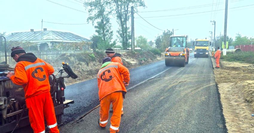 Lucrări de modernizare pe DJ 240, la Negrilești – primul strat de asfalt turnat pe tronsonul reabilitat complet