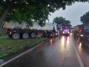 Accident spectaculos la Vameș: un tir a derapat și a ieșit de pe șosea