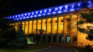 Palatul Victoria, iluminat în culorile drapelului Ucrainei. Mesajul premierului Ciucă la un an de război