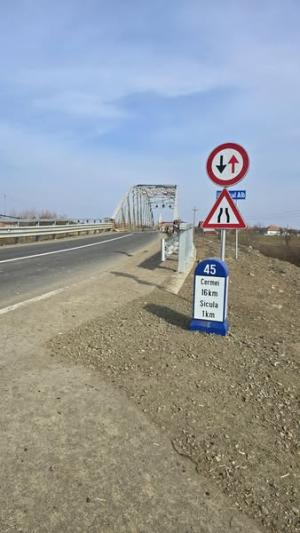Se circulă pe un drum modernizat pe Seleuș-Șicula!