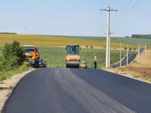 Peste 47 kilometri de drumuri județene vor fi asfaltate de Consiliul Județean Galați