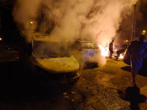 Mână criminală: mașini incendiate intenționat într-o parcare din Galați