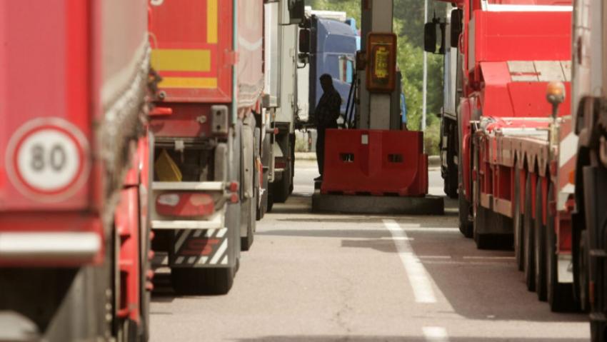 Acciză redusă la motorină și noi taxe pentru petrolieri, în discuție la Guvern