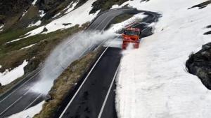 Transfăgărășanul și Transalpina, închise din cauza ninsorilor și riscului de avalanșe
