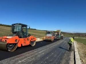 Primul strat de asfalt pe drumul dintre Crasna, Marin și Valcău, în Sălaj