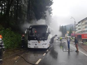 Un autocar cu 46 de oameni la bord a luat foc în trafic. Doi minori și o femeie însărcinată, printre pasageri