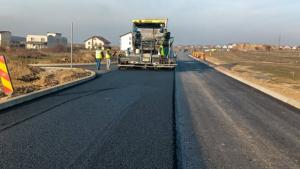 Astfaltare pe noul drum de legătură pe Centura Sânmartin și Inelul Rutier Metropolitan Oradea