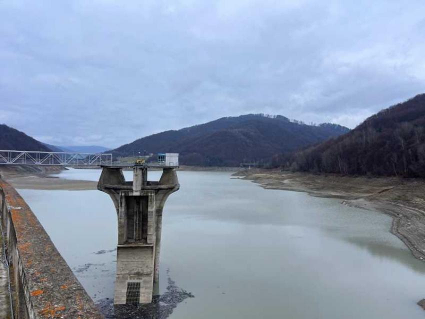 Lipsă de apă din cauza barajului Paltinu: autoritățile suplimentează sprijinul pentru populație