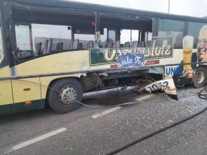 Autobuz cu 30 de călători, implicat într-un accident. Șapte persoane au fost rănite