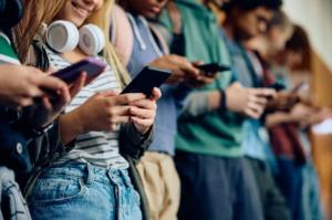 Executivul pregătește stimulente pentru integrarea tinerilor pe piața muncii