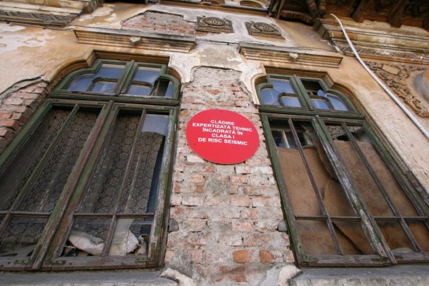 Propunere. Amenzi de până la 20.000 de lei pentru proprietarii care nu încep consolidarea clădirilor cu risc seismic