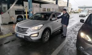 Autoturism radiat din circulaţie şi cu număr fals de înmatriculare, descoperit în trafic