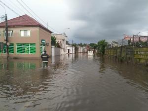 Bani pentru rom&acirc;nii afectați de inundații. Care sunt sumele acordate de Guvern