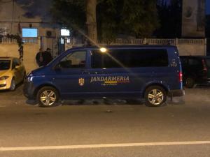 O familie din Galați a fost atacată cu ranga și maceta în fața Tribunalului