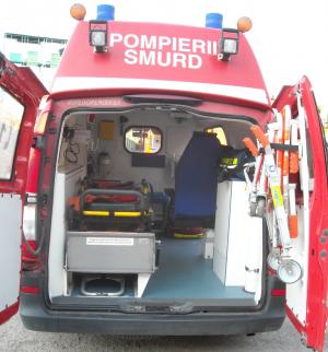 O autospecială SMURD aflată în misiune a fost lovită de un autoturism