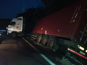 Un camion cu electrocasnice s-a răsturnat. Traficul este blocat pe DN1