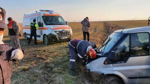 Accident în Insula Mare a Brăilei. Patru persoane rănite după ce o mașină s-a răsturnat într-un șanț