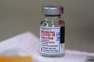 România primește astăzi peste 100.000 de doze de vaccin Moderna