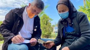 Vicepremierul Dan Barna, voluntar în campania de vaccinare dintr-o comună