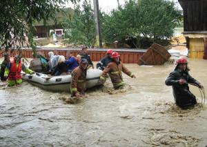 11 județe afectate de inundații în ultimele 24 de ore. Pompierii au intervenit pentru a scoate apa din casele și curțile oamenilor