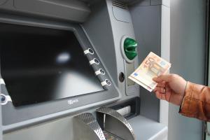 Ce a făcut un bărbat care a găsit 5.000 de euro în fanta unui bancomat din Iași