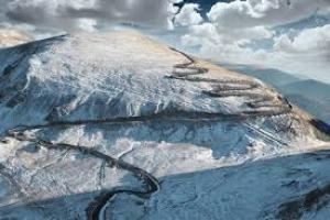 Circulația mașinilor pe Transalpina, suspendată din cauza zăpezii