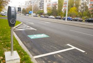 Primăria Galați pune în funcțiune cinci stații pentru încărcarea mașinilor electrice și hibrid