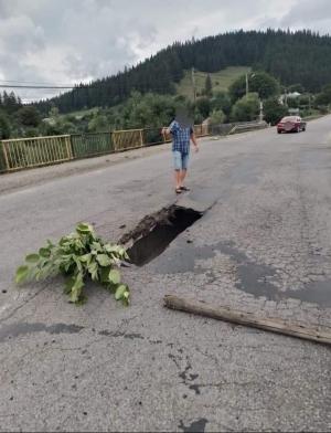 Bucată ruptă dintr-un pod din județul Neamț