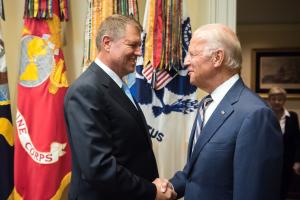 Klaus Iohannis l-a invitat pe Joe Biden în România: Doresc să continuăm discuţia din 2015