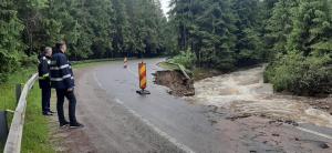 Două drumuri naționale și unul județean, închise circulației din cauza ploilor abundente și a inundațiilor