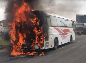 Un autocar cu 44 de pasageri a luat foc pe autostrada A1. Călătorii s-au autoevacuat