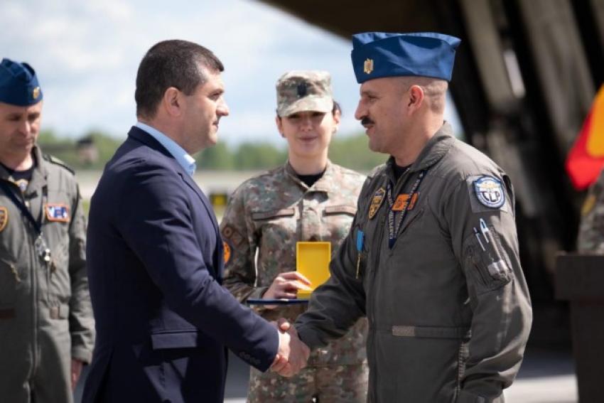 Radu Miruță l-a decorat pe al doilea pilot român din echipajul F-16 care a doborât drona din Estonia
