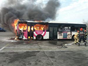 Panică pe pe DN14. Un autobuz plin cu pasageri a luat foc