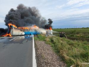 O autocisternă a luat foc și s-a răsturnat pe o șosea din județul Brăila.