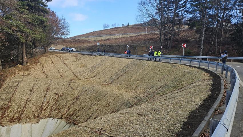 Un drum modernizat în zona metropolitană Braşov deschide calea spre un areal natural şi turistic mai puţin explorat: dealurile Holbavului!