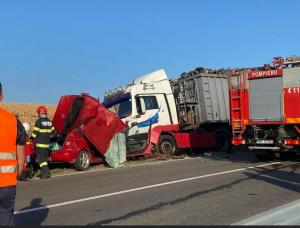 Mașină strivită de un tir, în județul Galați. O femeie a murit